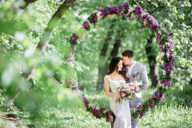 bride-groom-pose-large-circle-lilac-garden-8353-1246-5dd4682b0a94c
