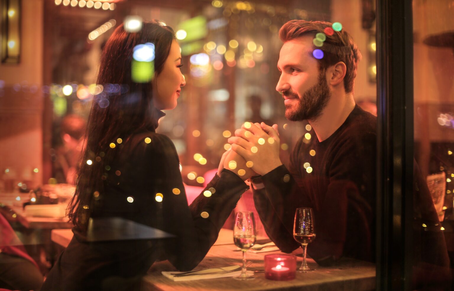 photography-of-couple-holding-hands-842546-5e270cfb47f84-1536x983